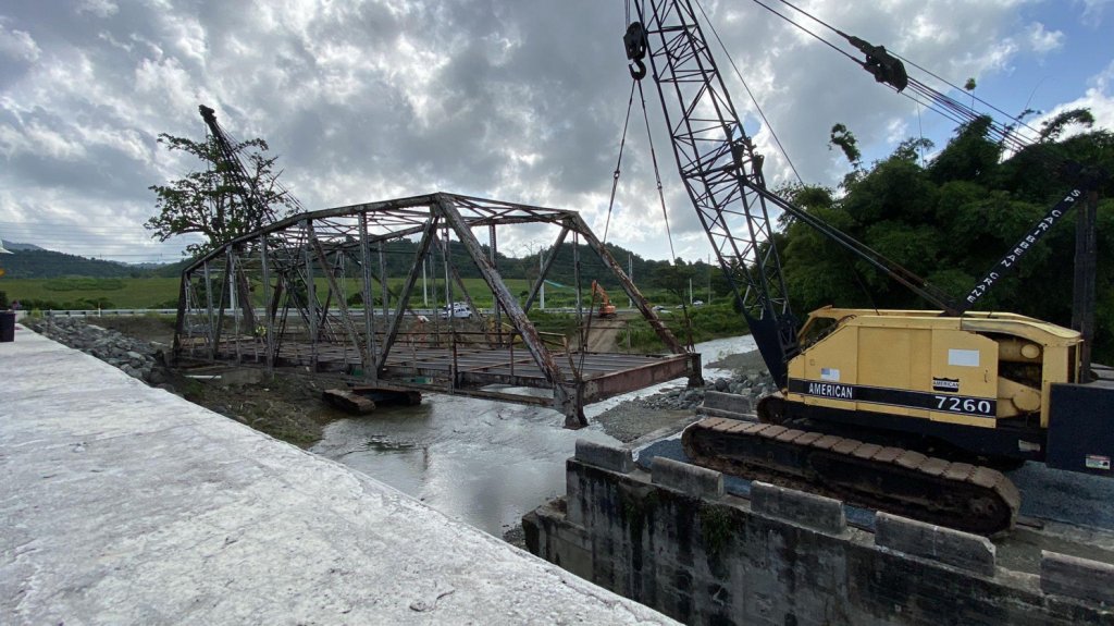  ACT reubica puente de metal en la PR-31 sobre Río Blanco en Naguabo 