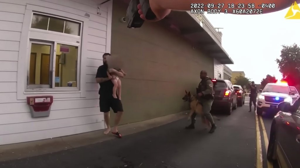  VIDEO: Un hombre usa a un bebé como escudo humano durante un enfrentamiento con policías 
