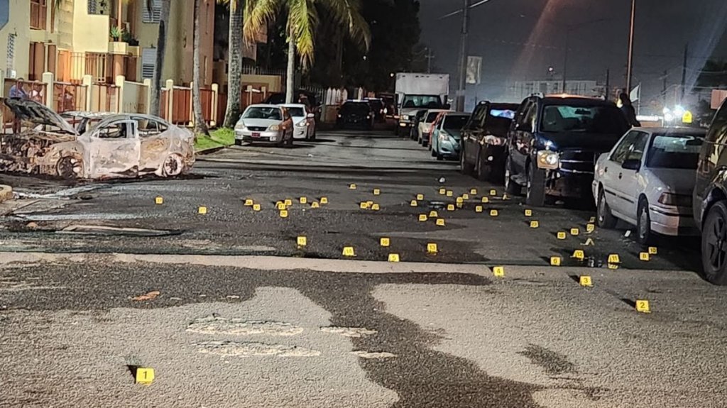  Tirotean varios vehículos y le prenden fuego a otro en Guaynabo 