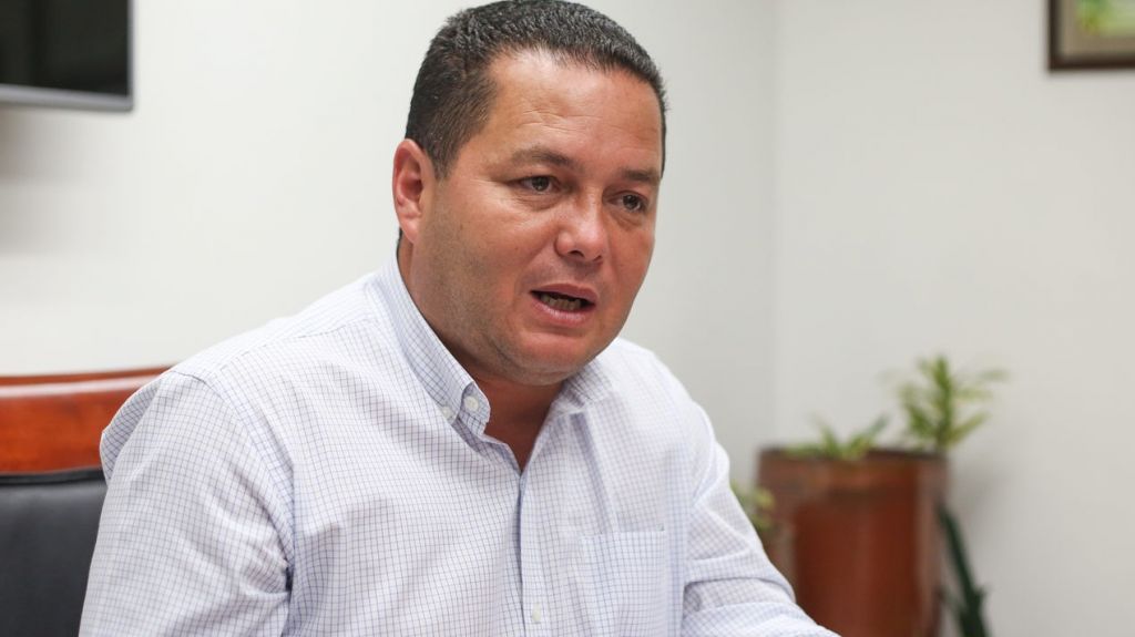  Reclama alcalde de Guaynabo detener aumento a la tarifa de la AEE 