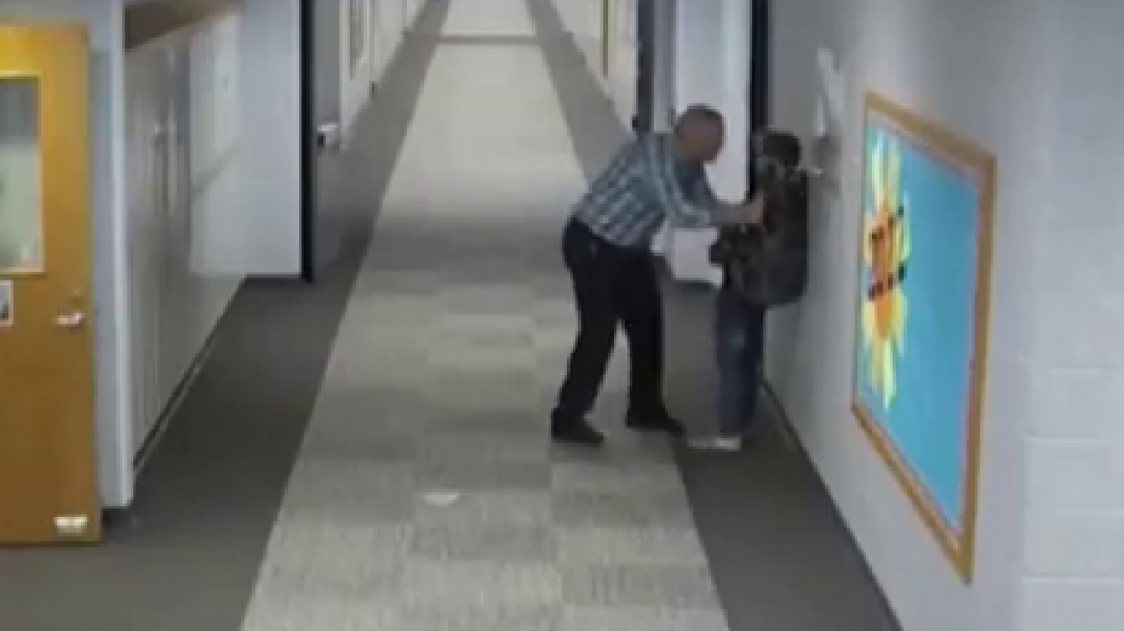  VIDEO: Maestro golpea a estudiante en escuela de Indiana 