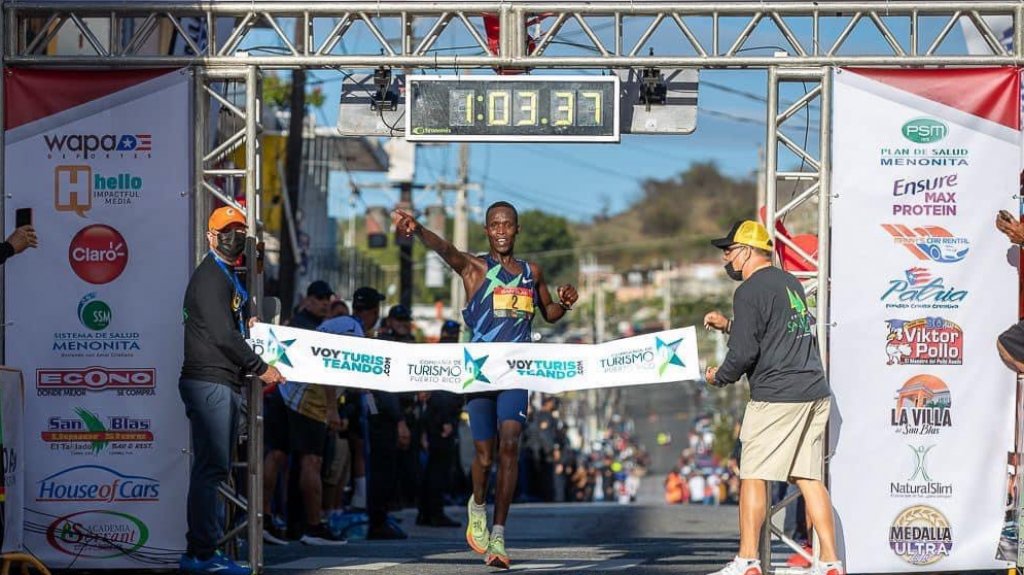  Bernard Ngeno gana y establece récord en el Medio Maratón San Blas de Coamo 