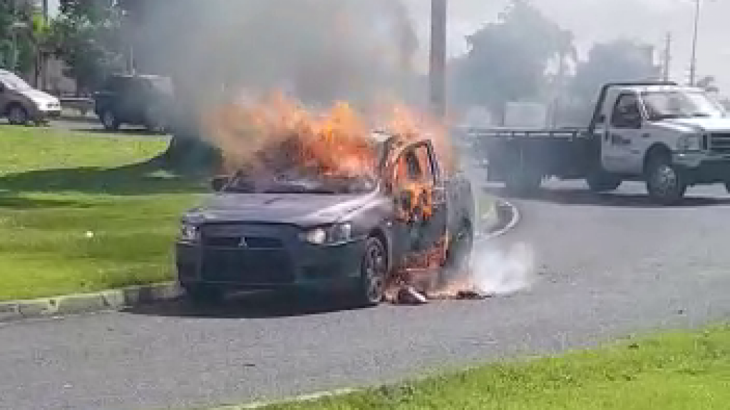  Video: Se prende en fuego vehículo en la Campo Rico jurisdicción de Carolina 