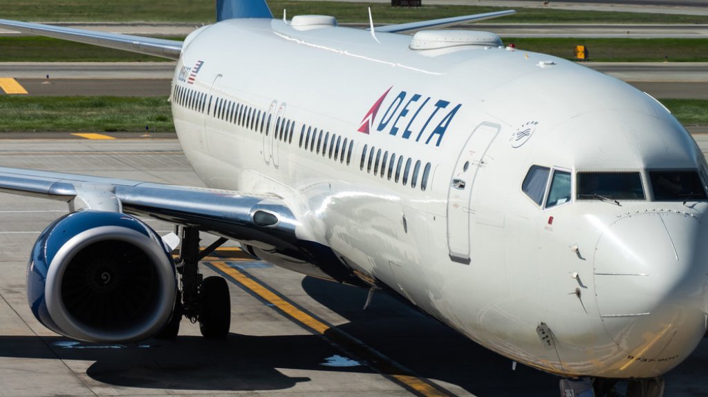  Avión de Delta Airlines realiza aterrizaje de emergencia tras incendiarse uno de los motores momentos después del despegue en Aruba 