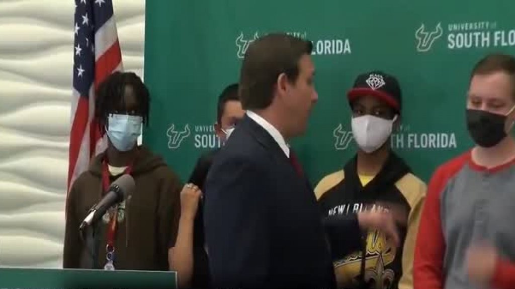  Video: Momento en que gobernador de Florida regaña estudiantes por llevar mascarillas 