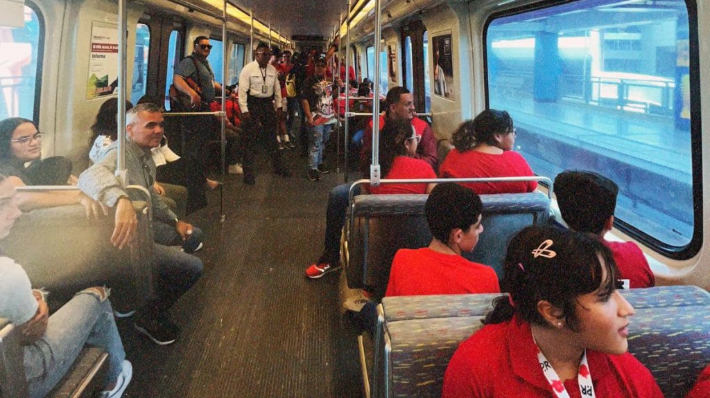  Jóvenes de Sabana Grande se montan por primera vez en el Tren Urbano 