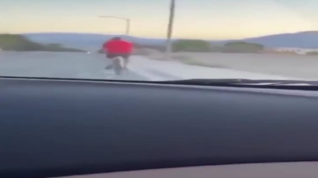  Video: Jóvenes graban como atropellan a un ciclista solo por diversión 