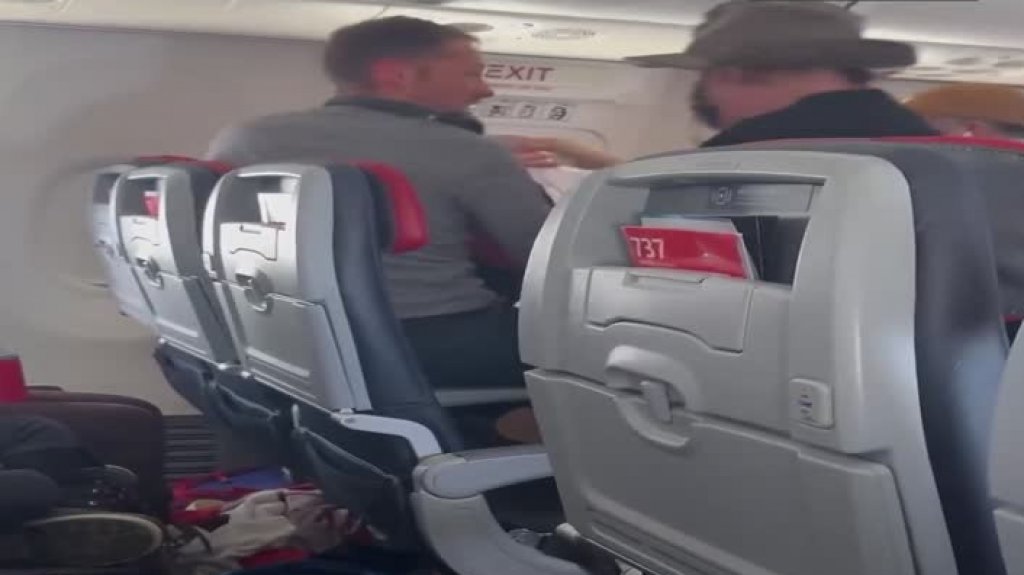  Video: Hombre intenta abrir la puerta de un avión en pleno vuelo y pasajeros lo detienen 