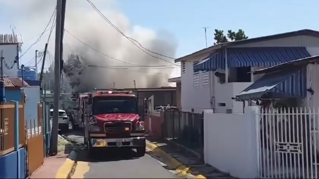  Video: Explosión de vehículo en Cataño incendia residencias 