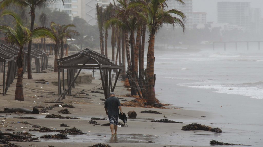  Genevieve se fortalece a huracán categoría 4 propiciando fuertes lluvias 