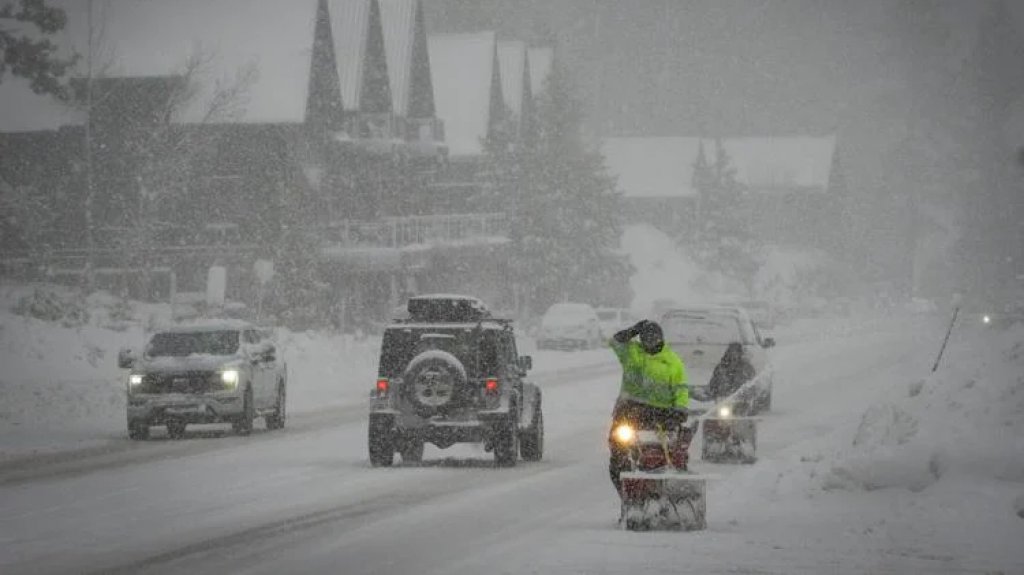  Tormenta de nieve azota California y Nevada, dejando miles sin electricidad 