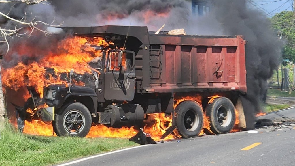  Video:Accidente de Tránsito en Isabela Resulta en Incendio de Vehículos 