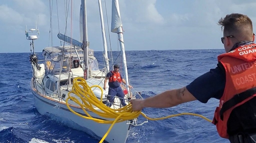  Guardia Costera socorre a embarcación a la deriva al norte de Fajardo y ayuda a tripulante herido 