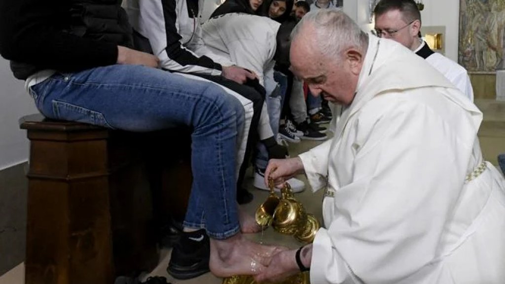  El papa lava los pies a doce jóvenes detenidos en ritual de Jueves Santo 