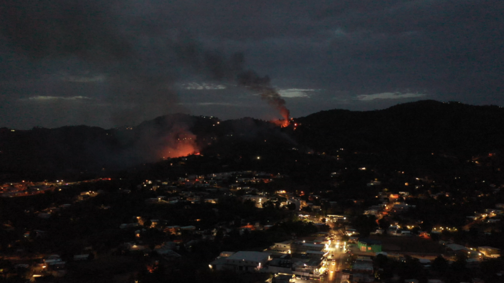  Video: Ahora desalojan residentes de sector en Gurabo por incendio forestal 