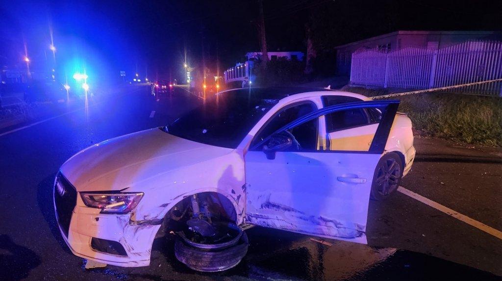  Fotos: Joven conductor choca luego que le entraron a tiros en Aguadilla 