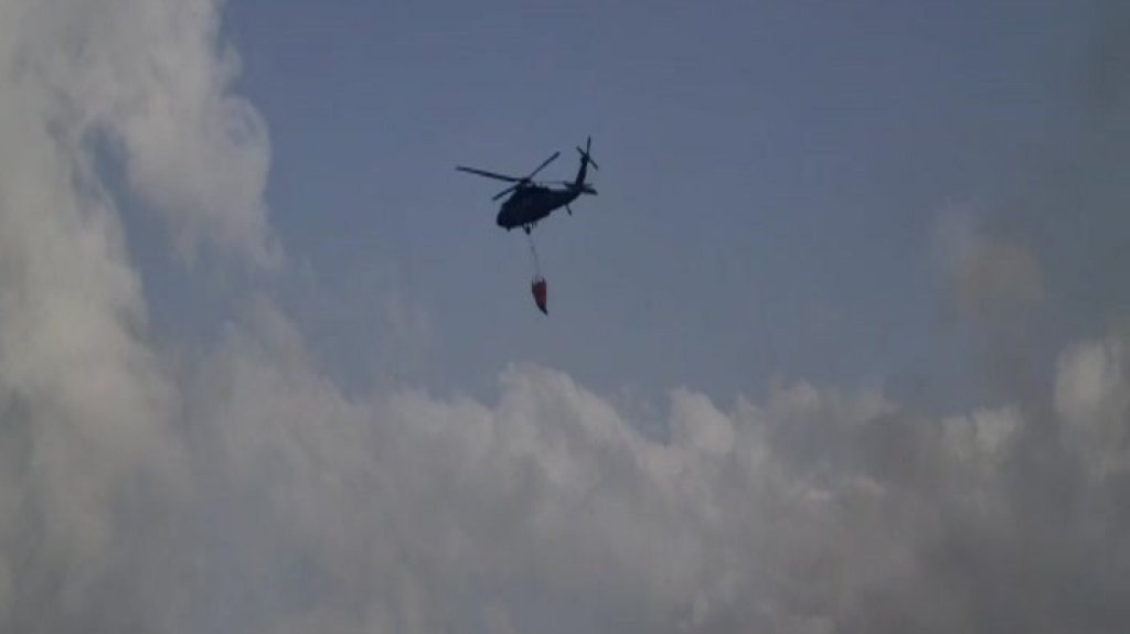  Video: Momento en que llega helicóptero con agua para apagar incendio forestal en Cayey 