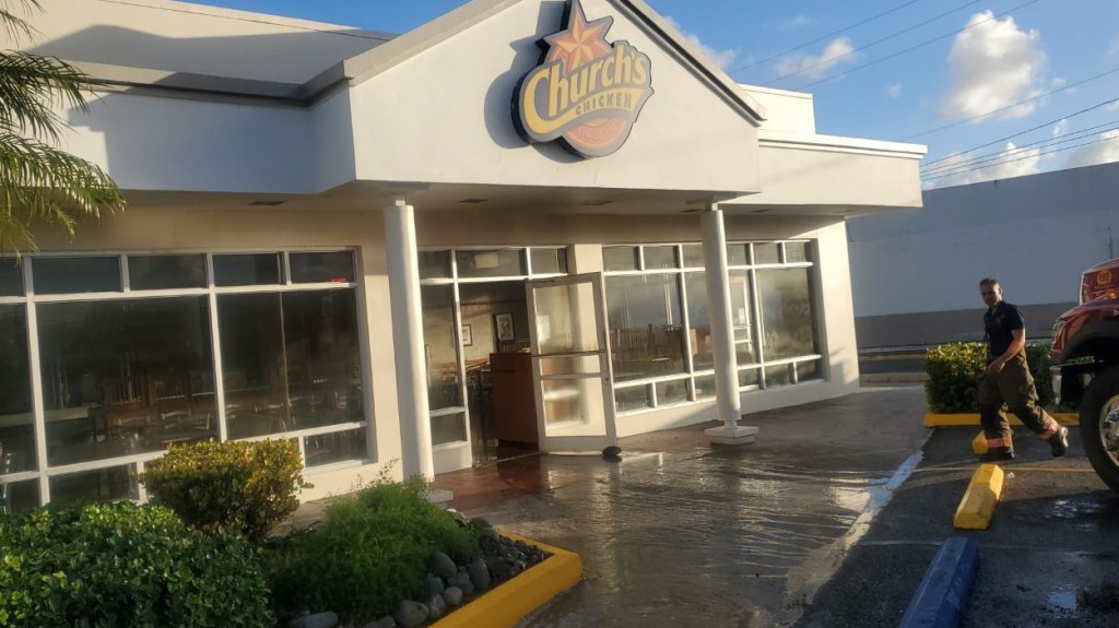  Incendio en Restaurante Churchs chicken en Hatillo 