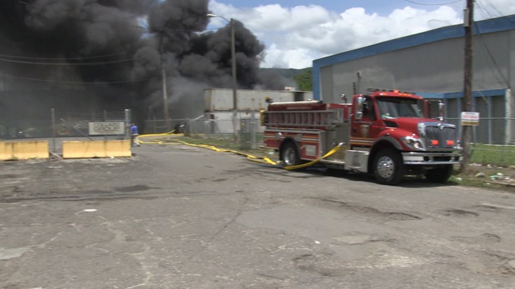  Video en vivo: Se registra incendio de grandes proporciones en Juncos 