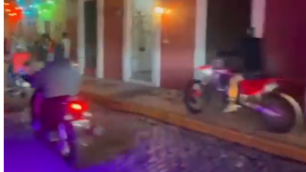  Video: Corrida de motoras se queda con calles y aceras del Viejo San Juan 
