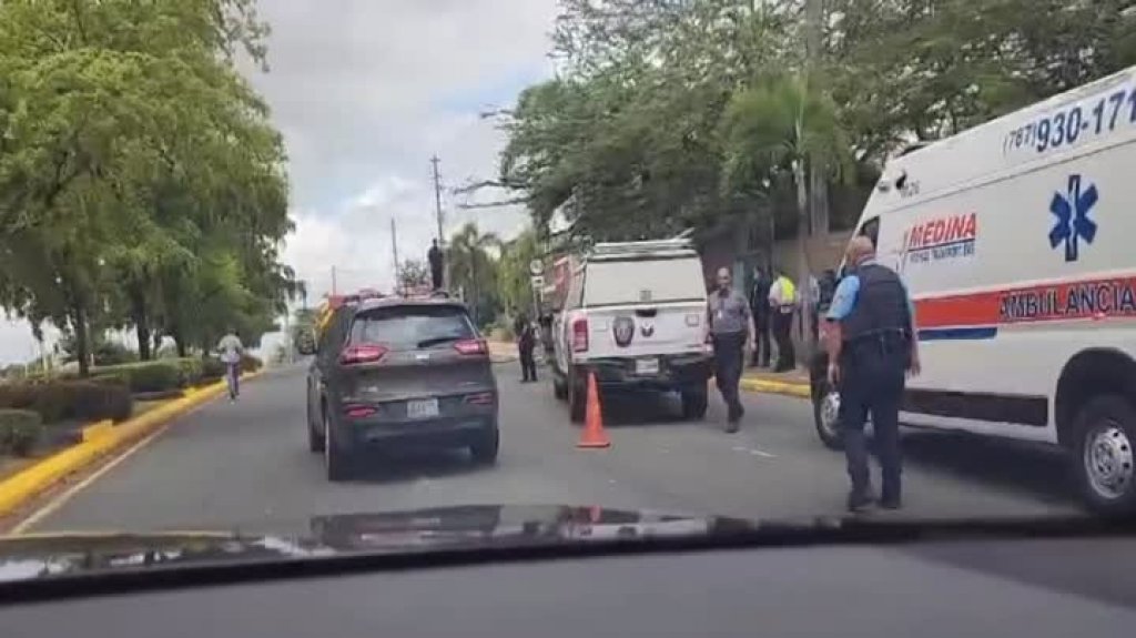  Video: Conductor en Carolina le mete un puño a peatón que corría en la calle, luego se le fue a la policía 