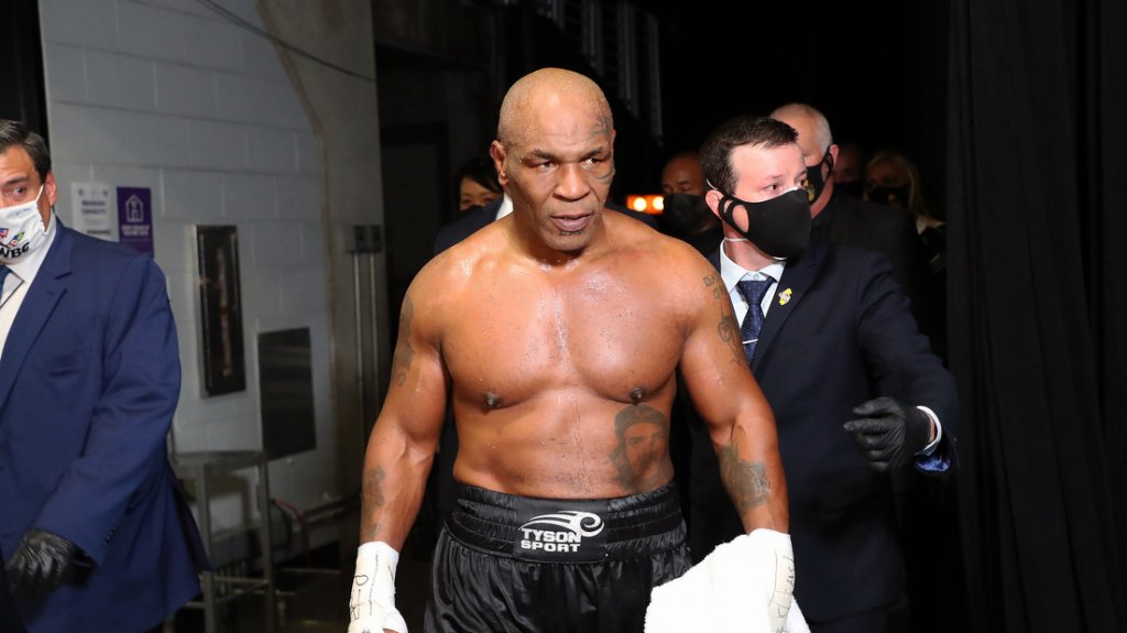  Mike Tyson: “El boxeo estaba casi muerto y la UFC nos pateaba el trasero, pero los “youtubers“ boxeadores lo traen de vuelta“ 
