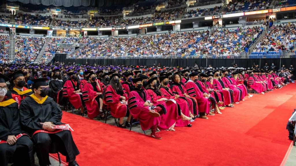  2,523 estudiantes reciben sus grados en el “Choliseo” José Miguel Agreloten graduación UPR 