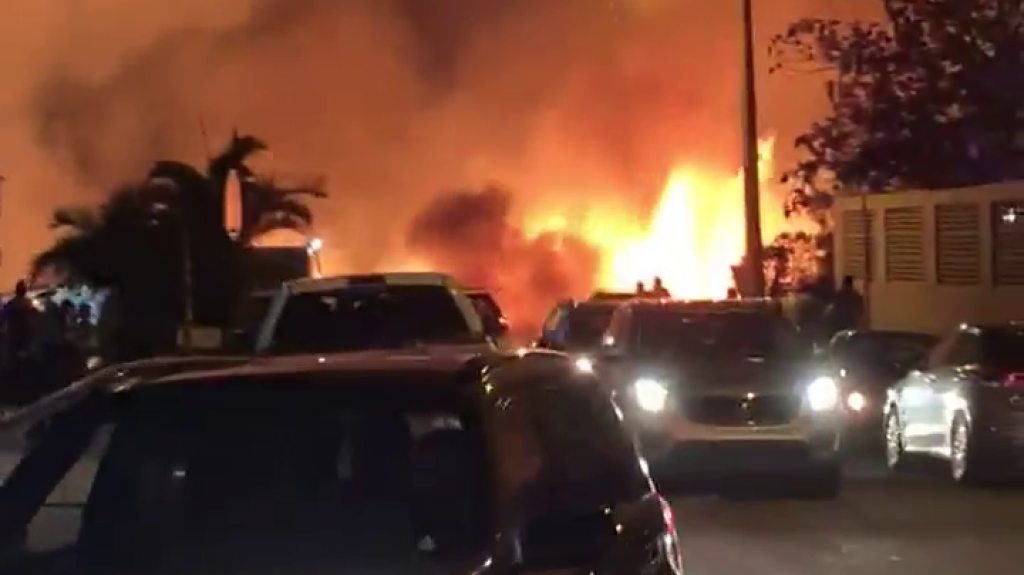  Video: Emergencia en Levittown fuego forestal llega a residencias 