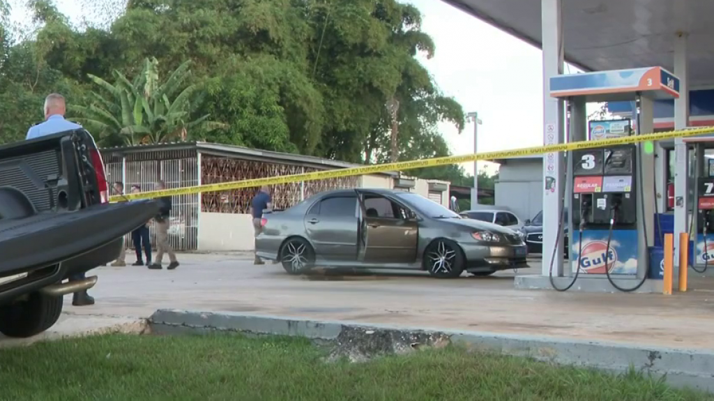  VIDEO: Mujer apuñala mortalmente a su pareja en una gasolinera de Moca 