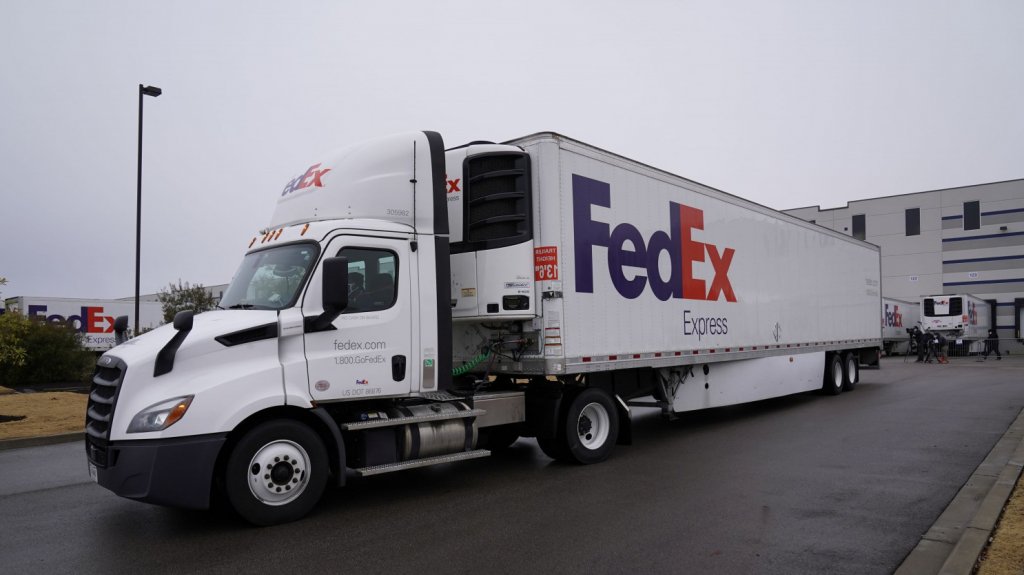  Cientos de paquetes no entregados de FedEx terminan tirados en un barranco 