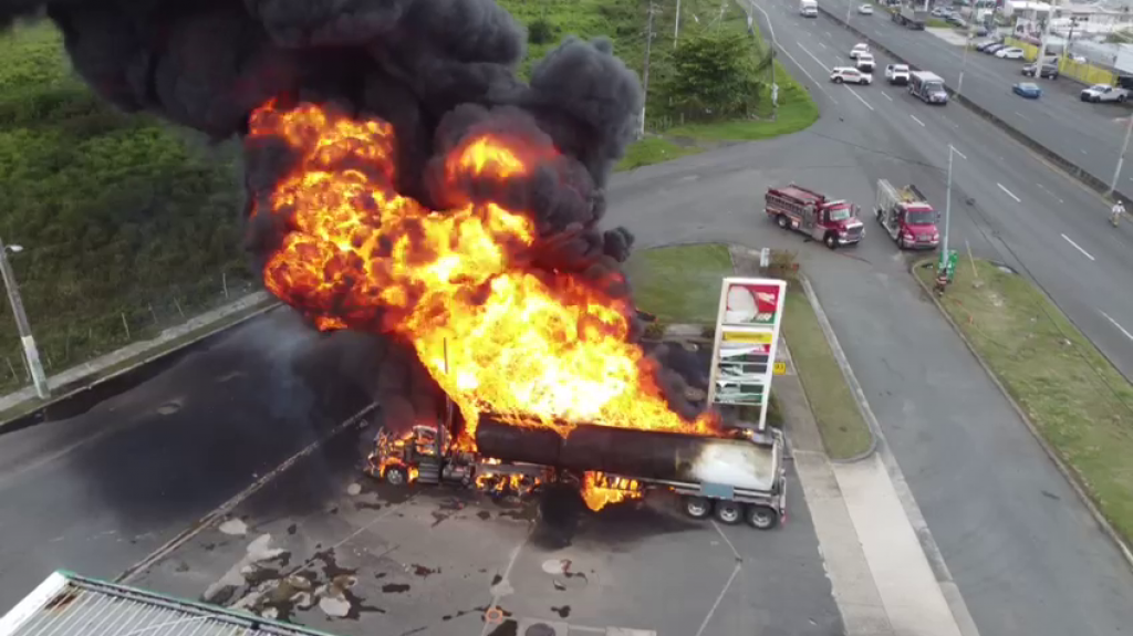  Video aéreo del camión de gasolina incendiado en Canóvanas 