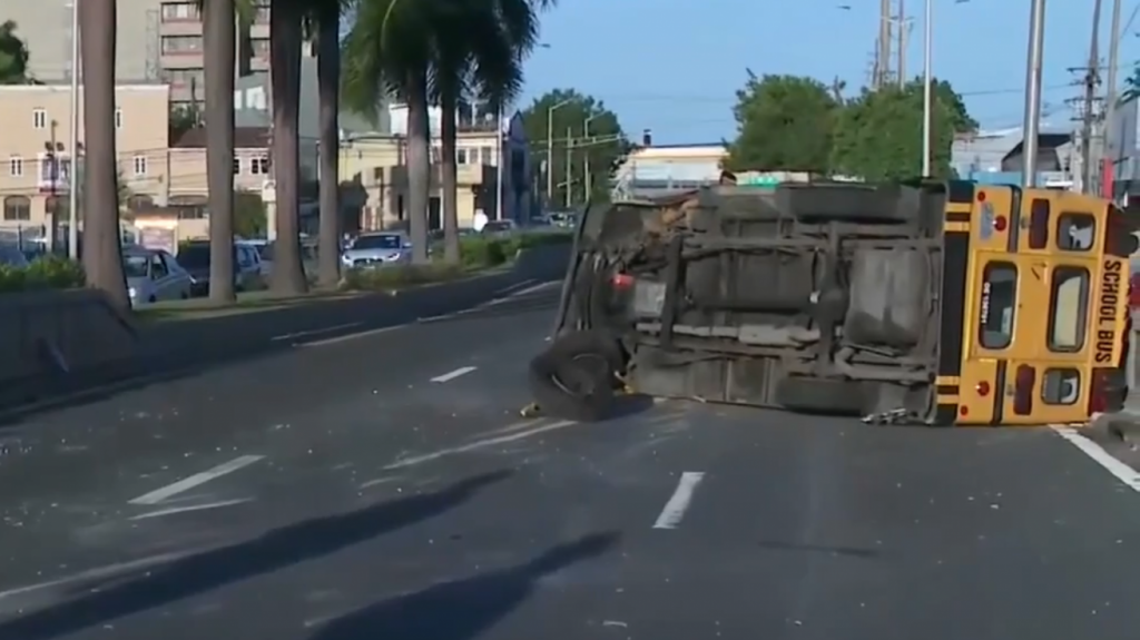  Video: Se vuelca guagua escolar en Bayamón 