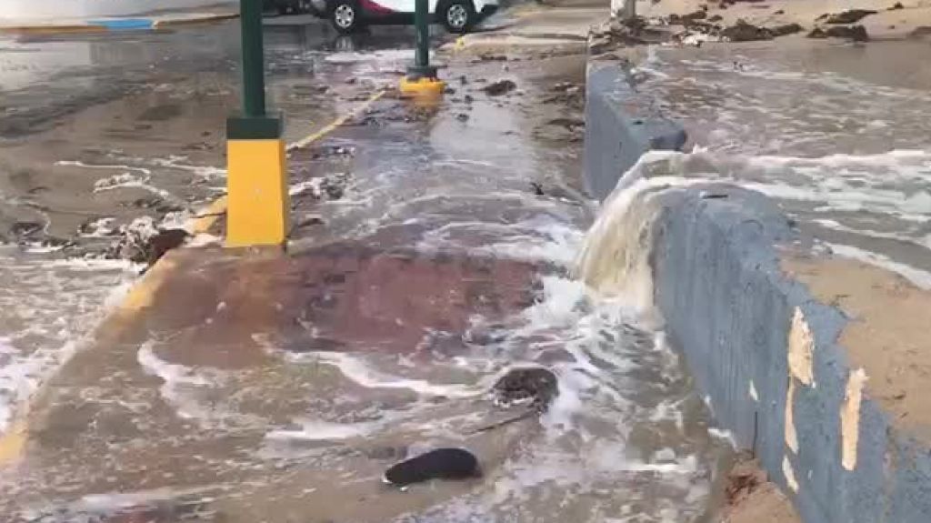  Video: El mar inunda carretera en Ocean Park 