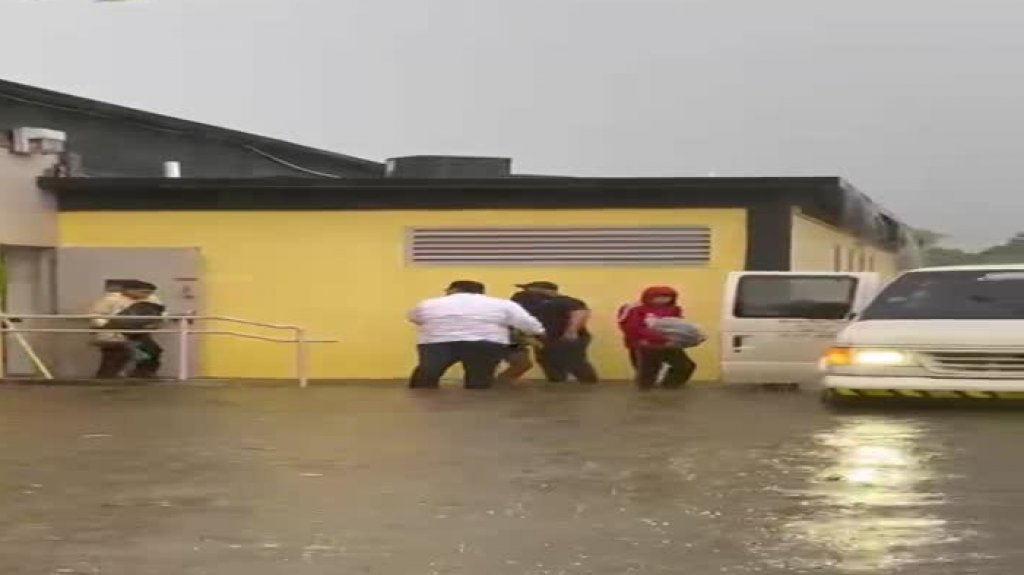  Video del momento en que policías desalojan estudiantes de escuela inundada en Yauco 