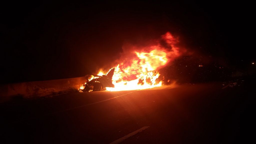  En video momento en que vehículo se quema completo, en Aguada 