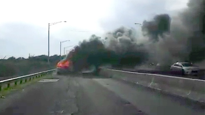 Video: Transito pesado en dirección a Loiza por vehículo incendiado