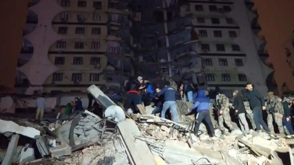  Videos del Terremoto de 7.4 que sacudió anoche a Turquía 