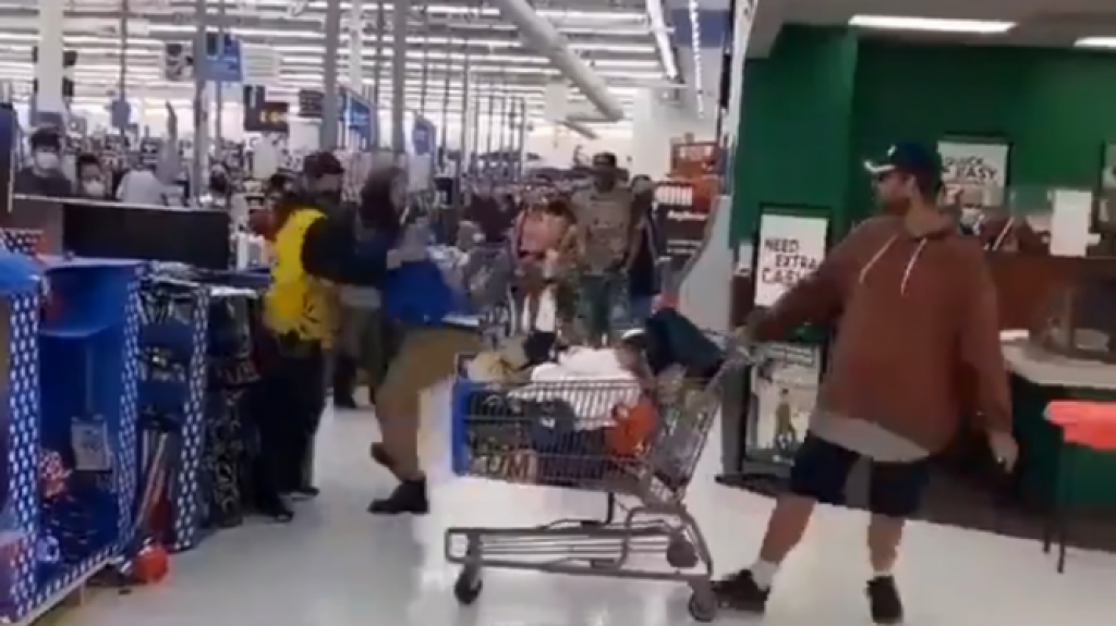  Video: Cliente escupe empleado de Walmart y el empleado lo deja Noqueado 