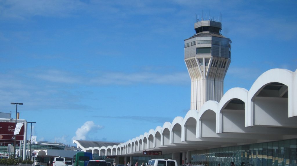  Trasladan a 30 pasajeros y personas sin hogar del aeropuerto LMM a refugio en Carolina 