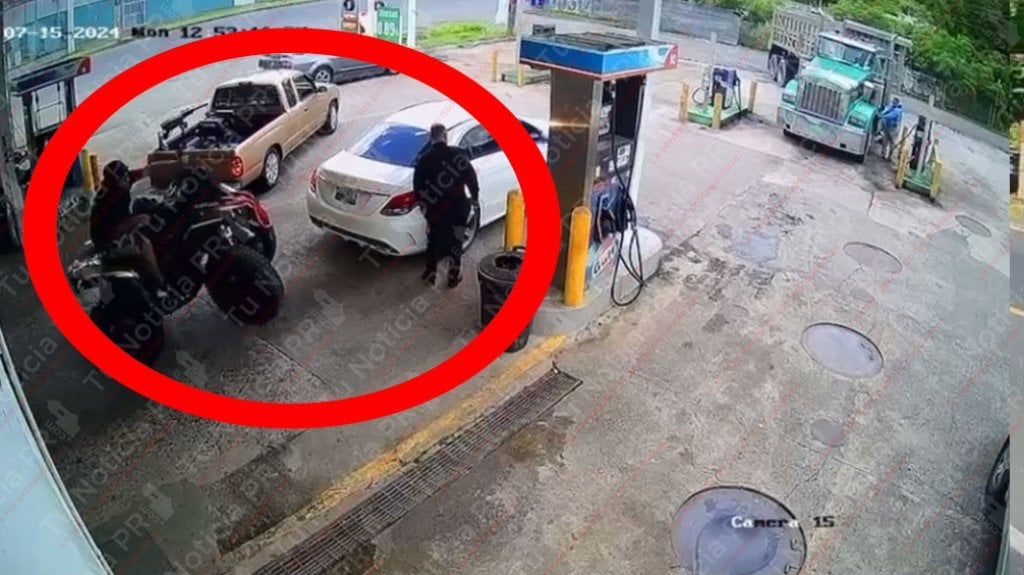  En video momento en que conductor de “Four Track” impacta a un teniente municipal de San Juan en una gasolinera 