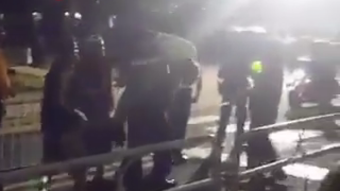 Video: Policía estatal carga en hombros mujer inconsciente en las "Sanse 2016" 