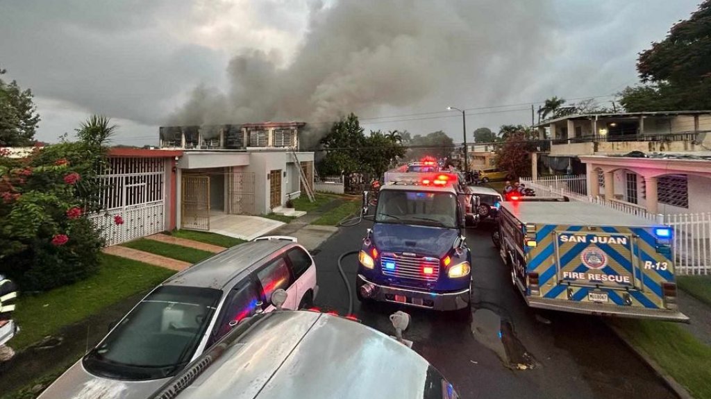  Video: Bomberos municipales y estales en San Juan controlan incendio en residencia 