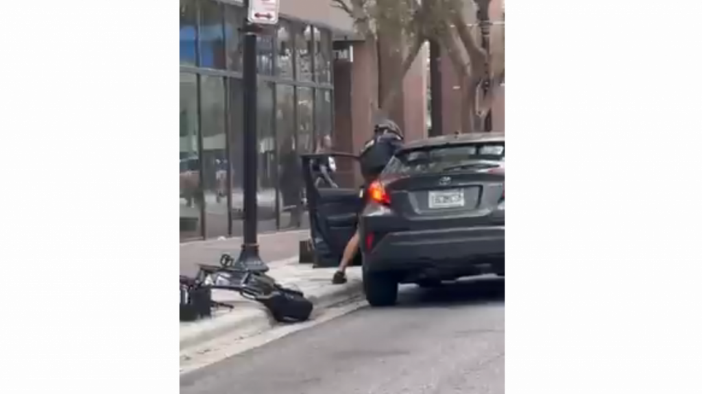  Captan en video como un policía en Orlando resulta herido mientras intervenía con un conductor 