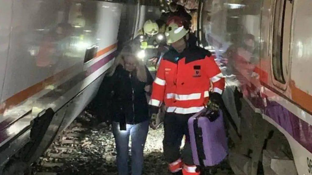  Video: Dos trenes con más de 200 pasajeros chocan en España 