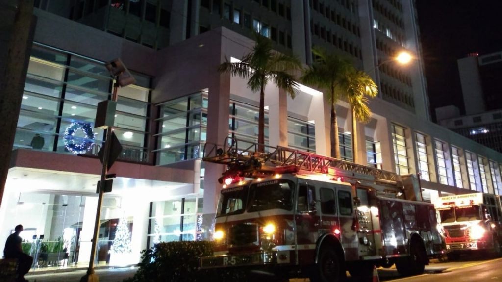  Rescatan ocho adultos y tres menores atrapados en elevador en Popular Center en Hato Rey 