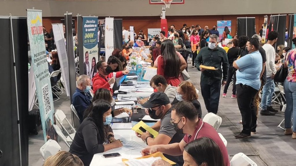  Más de mil personas participan en feria de reclutamiento celebrada en Mayagüez 