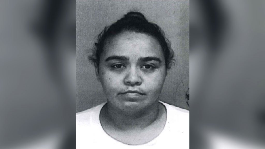  Mujer arrestada en el residencial El Dorado enfrenta cargos por posesión de arma de fuego sin licencia y Drogas 