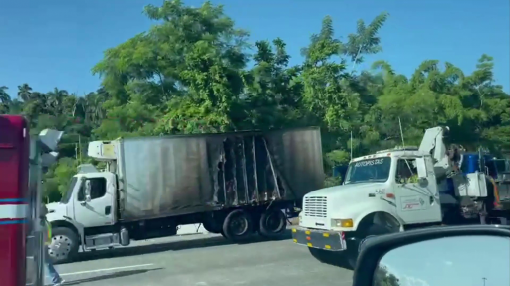  Video del camión incendiado en Expreso PR- 52 de San Juan a Caguas 