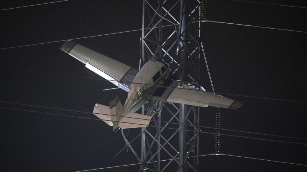  VIDEO:Una avioneta se estrella contra una torre eléctrica y queda atrapada en la estructura en EE.UU. 
