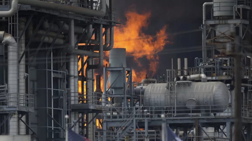  Incendio en planta petroquímica de Shell en Texas deja cinco hospitalizados 